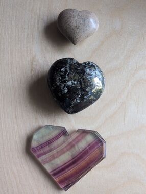 Set of 3 Heart-Shaped Gemstone Décor - Pink, Black/Gold, Brown